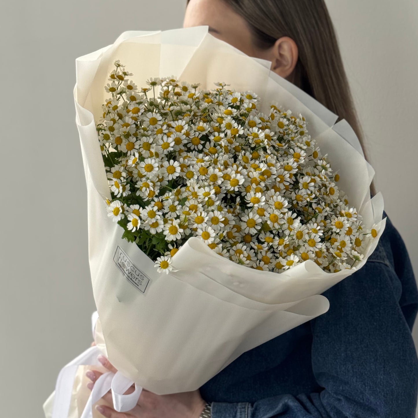 Bouquet of 20 chamomile stems with greenery