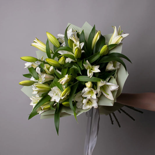 Bouquet of 8 white lilies with greenery